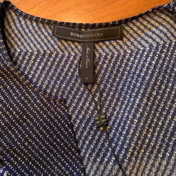 BCBGMazAzria Blue Halen Scarf Print top Size S - Picture 5 of 6